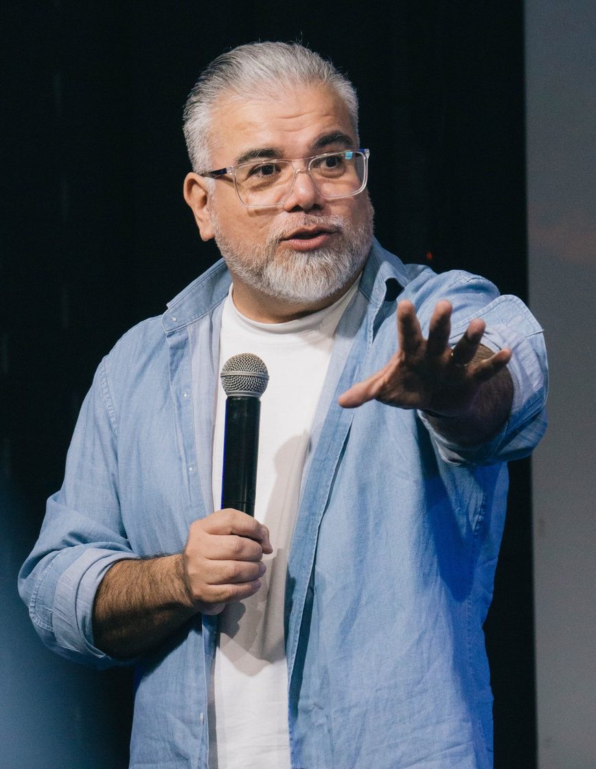 Gonzalo Aranda hablando en un escenario